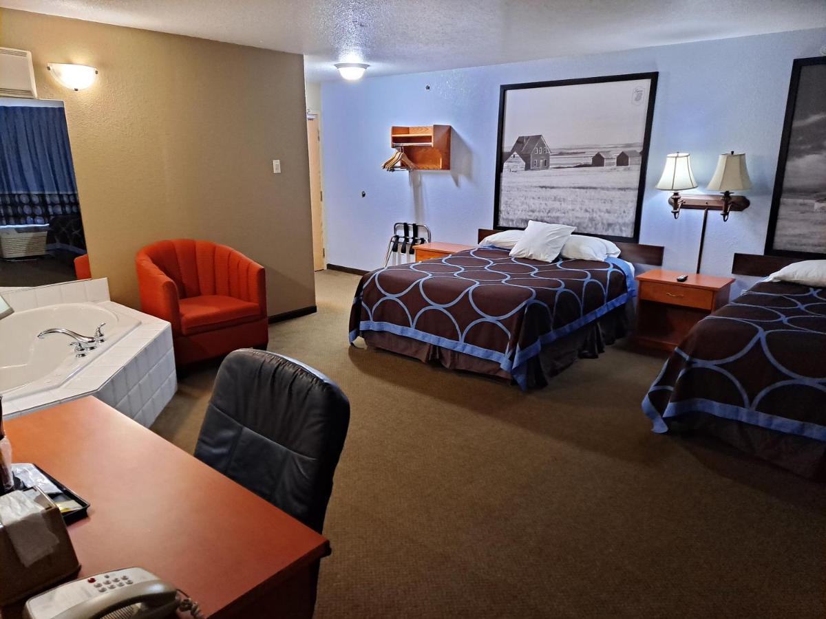Super 8 By Wyndham Ab Hotel 2*