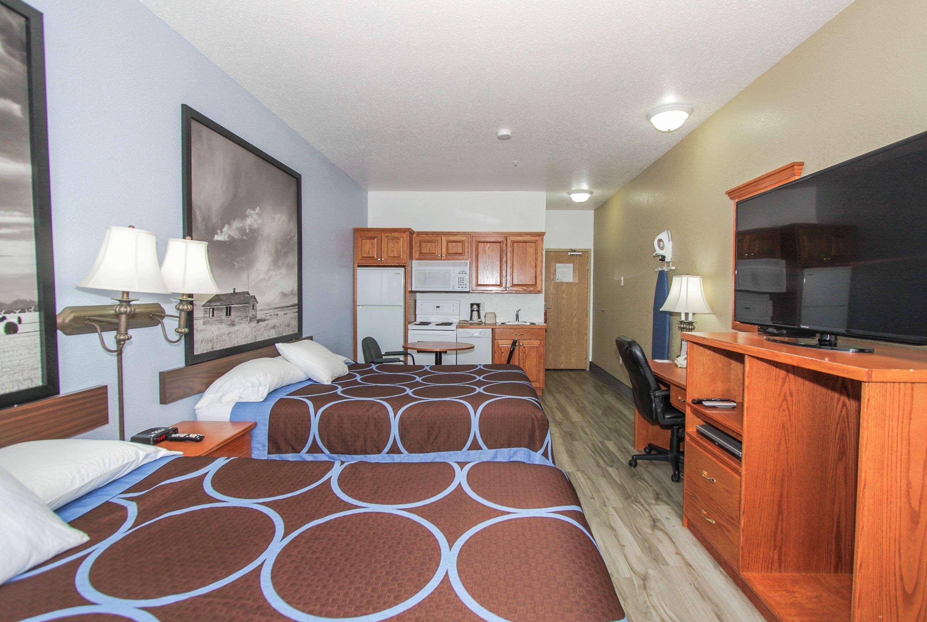 Hotel Super 8 By Wyndham Ab 2*