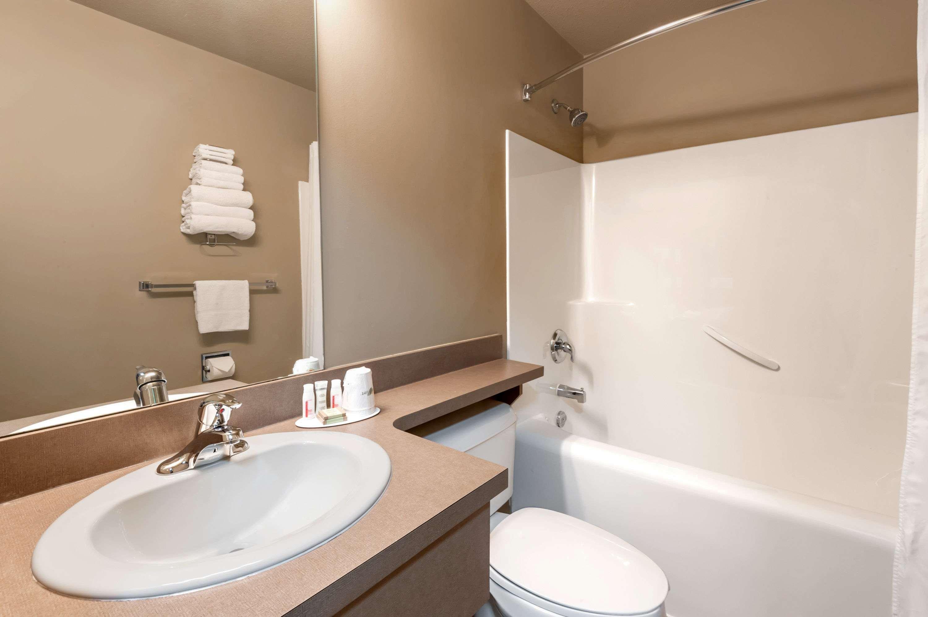Super 8 By Wyndham Ab Hotel