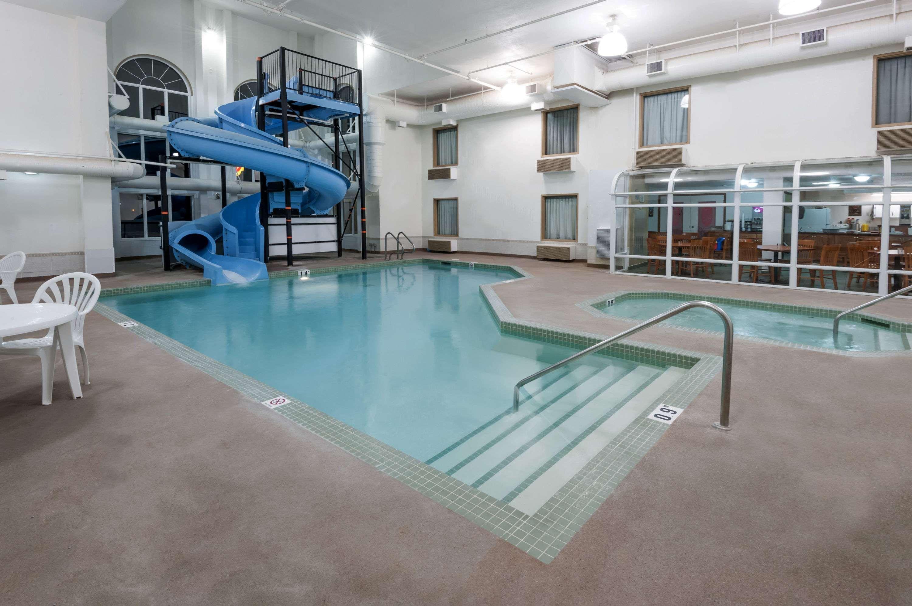 Hotel Super 8 By Wyndham Ab 2*